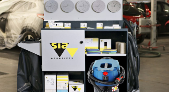 Werkbank mit sia Produkten und Logo