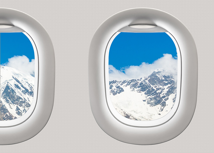 Flugzeugfenster mit Blick auf Berge
