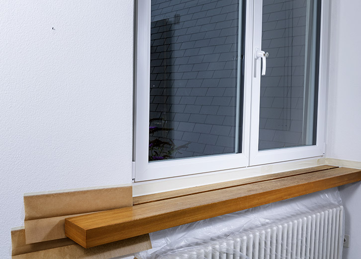 weisses Fenster mit Fensterbank aus Holz