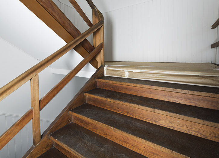 alte Treppe und Handlauf aus Holz