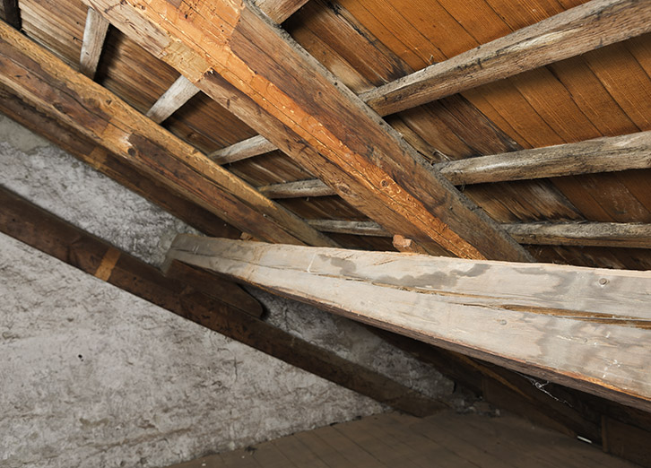 dachboden mit alten Sichtbalken aus Holz