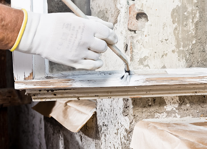 Fensterrahmen aus Holz wird weiss grundiert